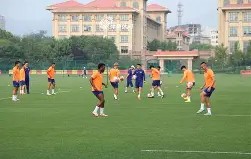 爱游戏-冰球夜战：泰山灰熊队绝杀瓯越貔貅队，速度优势明显赛后更衣室沸腾的简单介绍