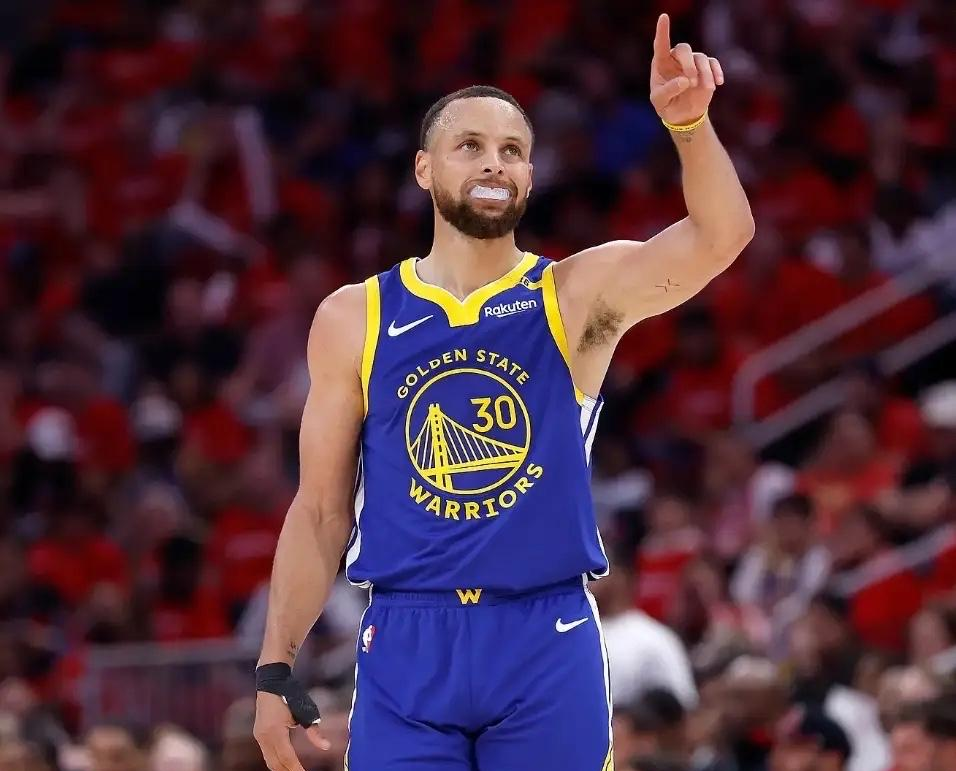  重返赛场首场状态出色，西班牙队观众沸腾！，库里重返赛场气势如虹延续